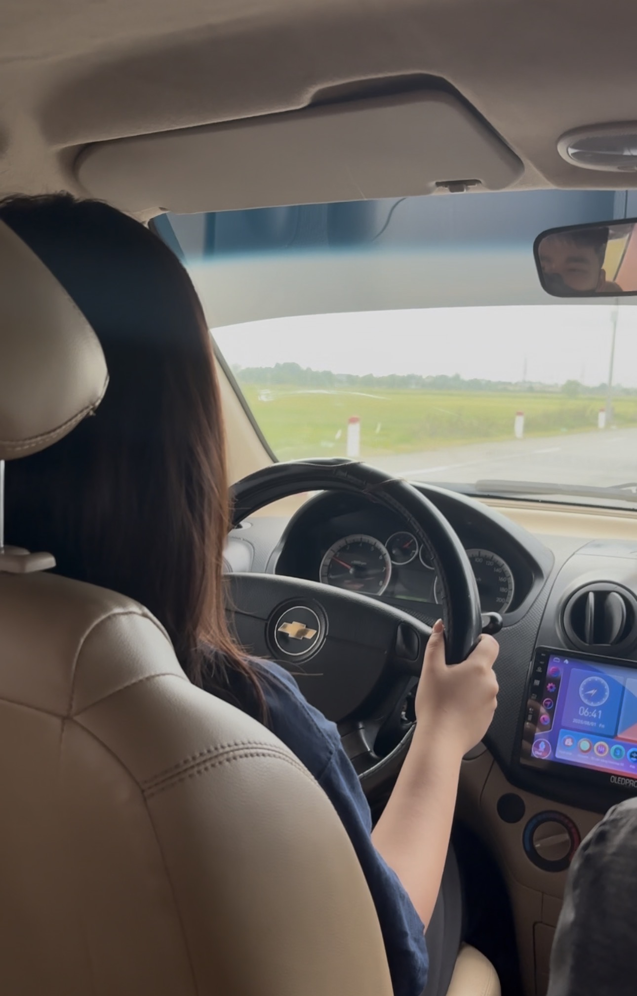 Bảo Ly đi học lái xe